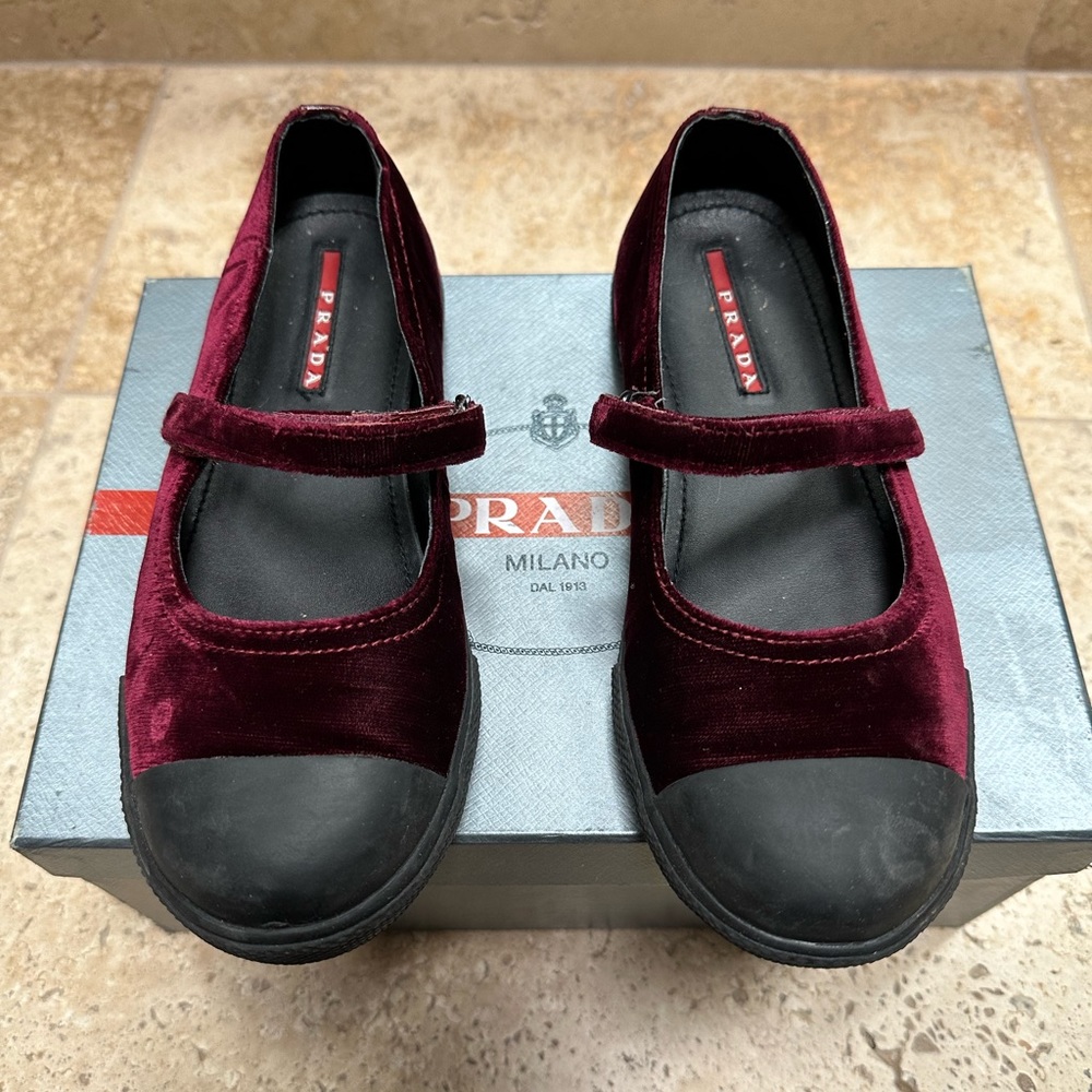 PRADA GIRLS velour Mary Jane sz 34. Red w black cap.